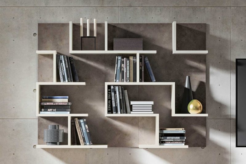 Composizione a parete con pannelli di mensole asimmetriche