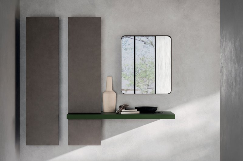 Composizione da ingresso con mensola lineare, specchio, pensili