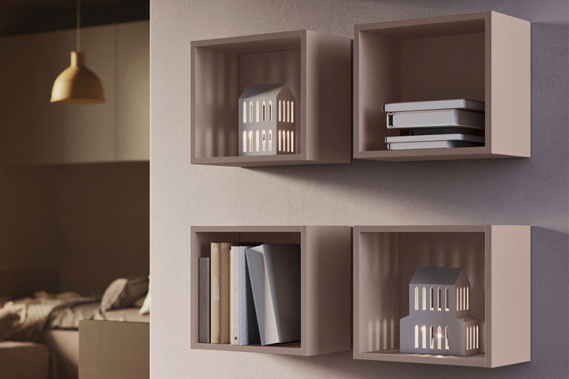 Set di 4 mensole cubo color rosa antico fissate alla parete di una cameretta