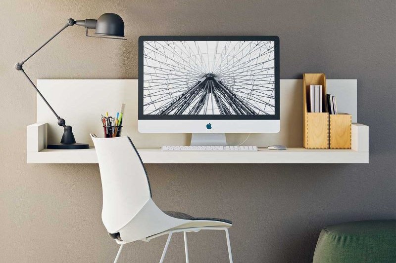 Mensolone-scrittoio bianco con fondo e bordi laterali fissato alla parete di una stanza-studio