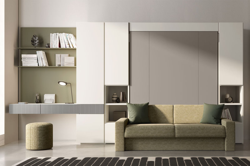 Soggiorno trasformabile con moduli di armadio, letto verticale e angolo home office con cassettoni sospesi