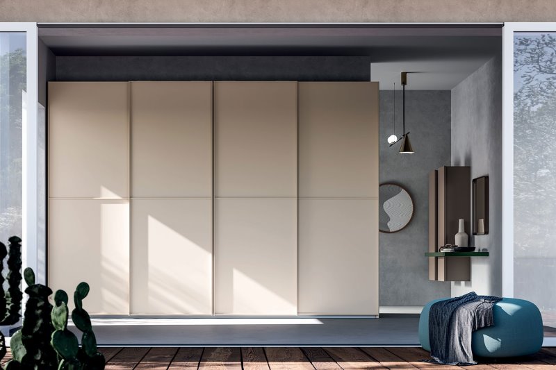 Soggiorno open space con armadio a 4 ante scorrevoli color beige