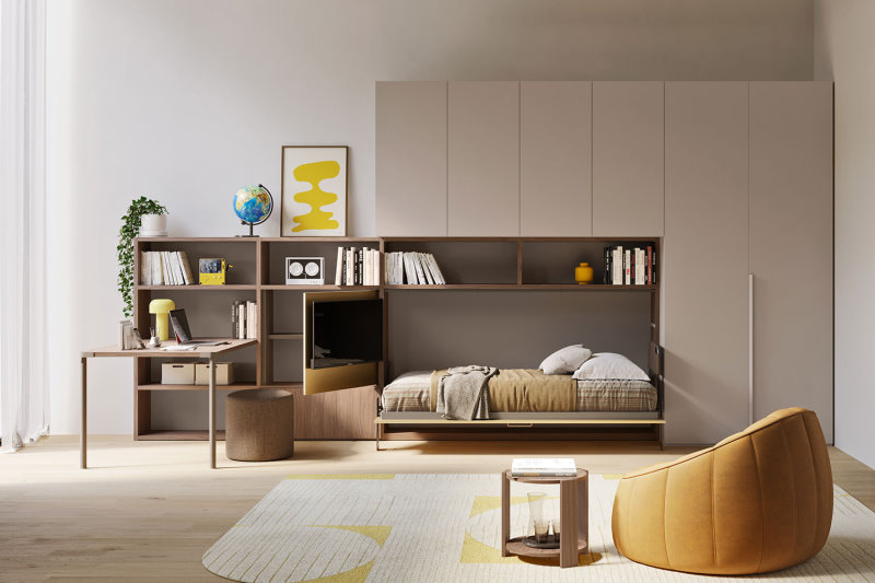 Soggiorno di monolocale attrezzato con armadio a ponte, letto orizzontale, modulo TV con pannello girevole