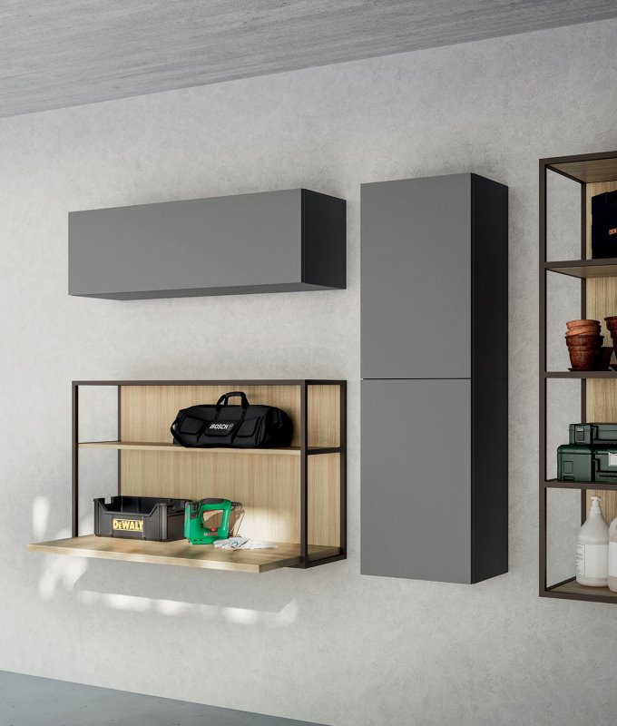 Composizione di pensili grigi e scrittoio in legno e metallo in stile industriale