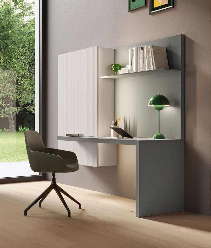 Angolo studio moderno composto da scrivania con un solo fianco, pannello a muro e pensili