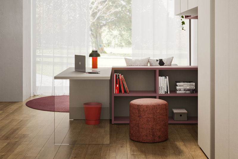 Dettaglio di un angolo studio con libreria bassa viola