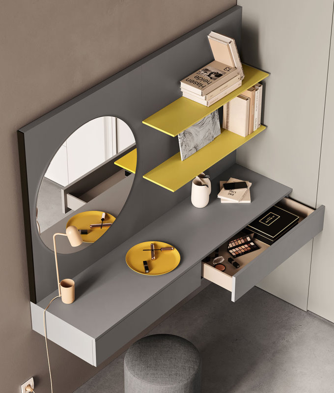 Angolo beauty sospeso con mensolone a cassetto, boiserie, mensole gialle e specchio rotondo