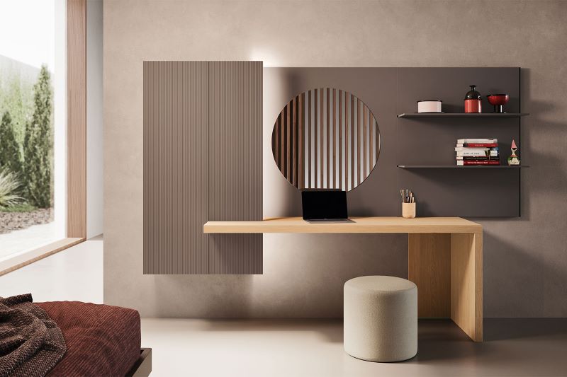 Angolo studio con scrivania in legno chiaro su una sola gamba, boiserie con specchio, pensile verticale