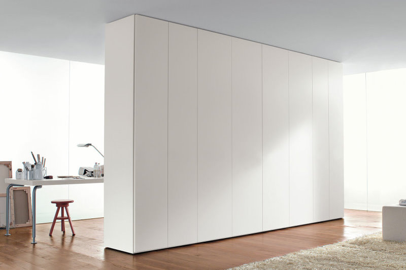 Armadio bianco ispirato al colore Bright White di Pantone