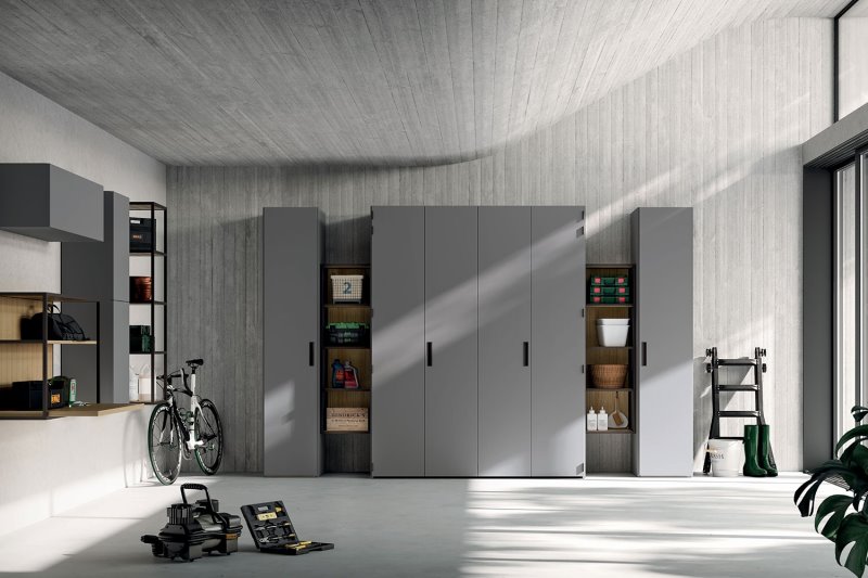 Composizione di colonne armadio grigie con vani a giorno sospesi per stanza hobby