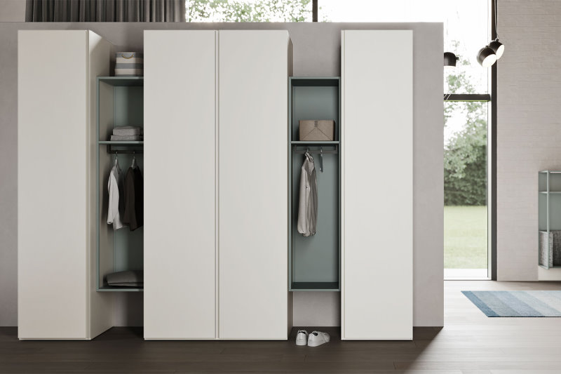 Guardaroba componibile con moduli appendiabiti aperti e colonne chiuse