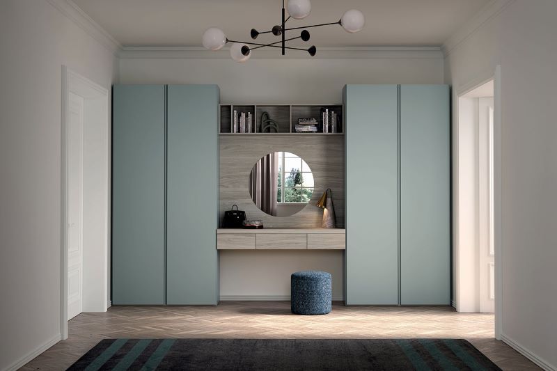 Armadio da ingresso azzurro con consolle a cassetti sospesa in legno chiaro
