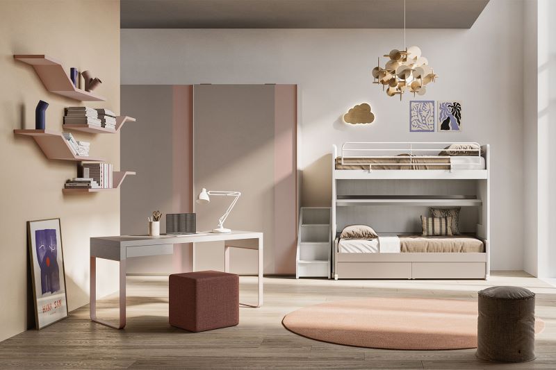 Cameretta condivisa rosa e beige con letto a castello, scrivania e mensole asimmetriche