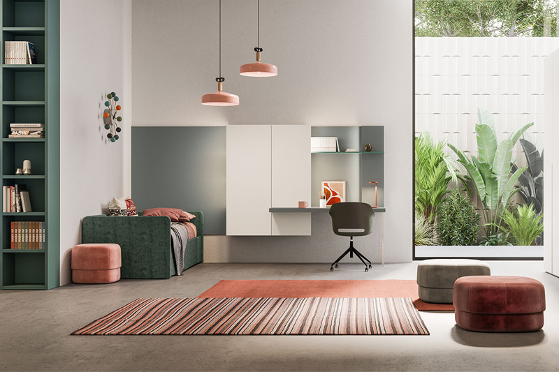 Ampia cameretta bianca e verde con scrivania, pouf, libreria e letto con box