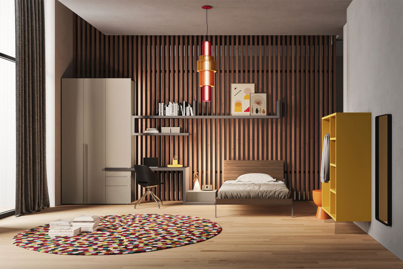 Cameretta singola con letto in legno scuro, armadio beige e cabina sospesa gialla