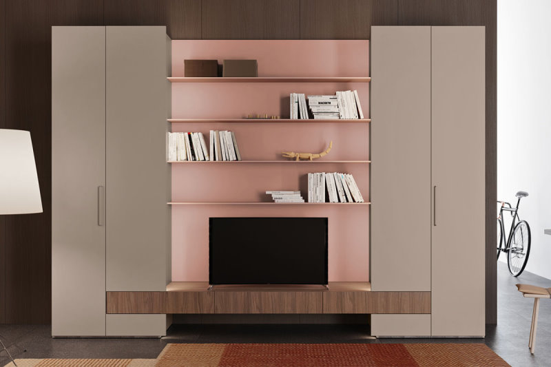 Composizione per soggiorno con armadi laterali, mobile TV e boiserie rosa