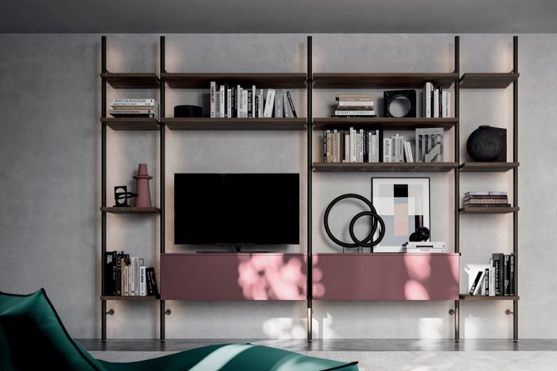 Cabina armadio a pali con mensole in legno scuro e moduli contenitori rosa