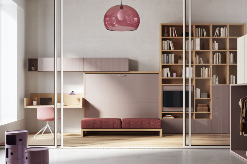Stanza degli ospiti rosa e legno chiaro con letto a scomparsa chiuso