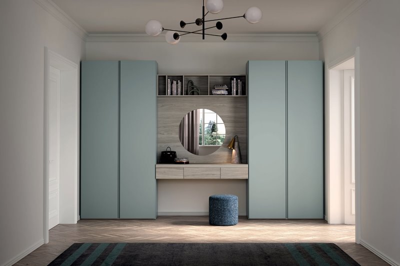 Grande composizione simmetrica da ingresso con armadi ad ante battenti e consolle con specchio centrale