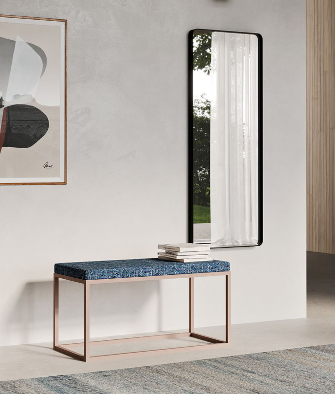 Ingresso moderno arredato con panchetta e specchio a figura intera