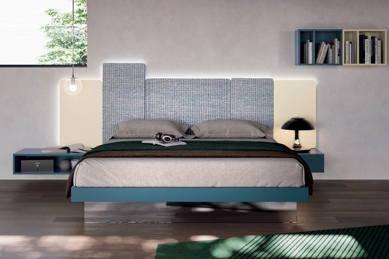 Letto a effetto sospeso con giroletto blue e testiera modulare asimmetrica