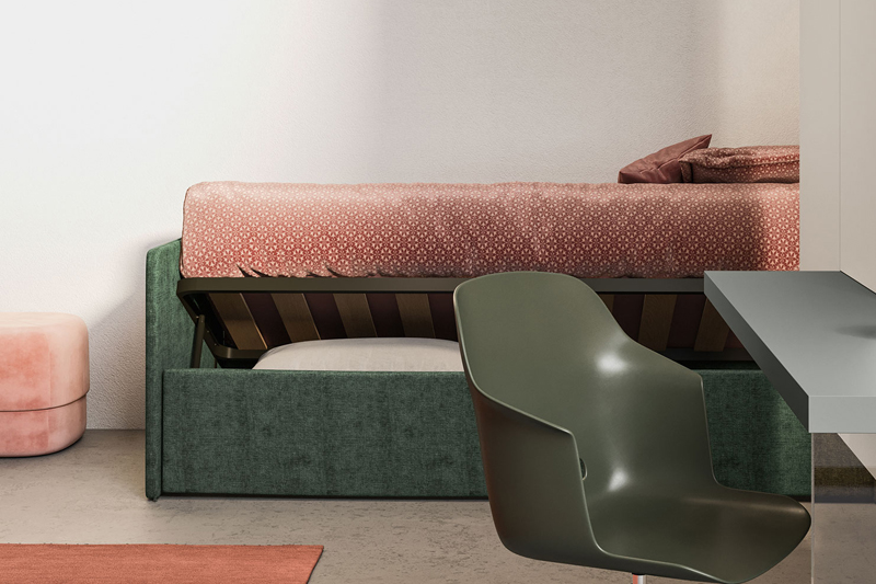 Letto contenitore verde ad alzata laterale posizionato a muro in una piccola stanza per gli ospiti