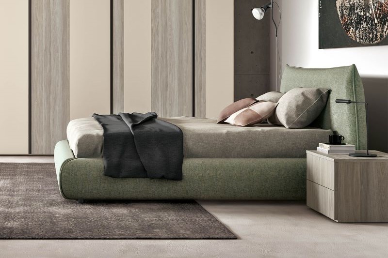 Letto imbottito matrimoniale con giroletto e testiera color verde chiaro