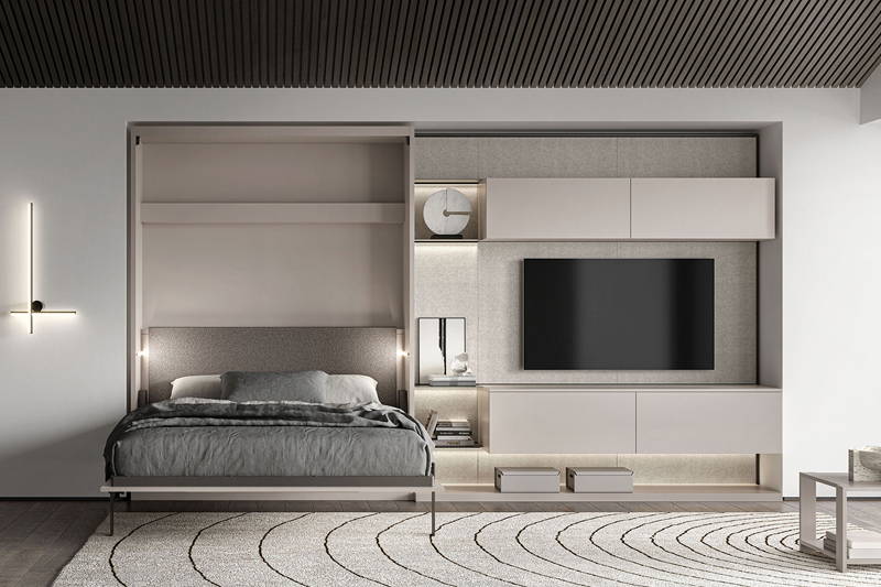 Letto a scomparsa aperto dentro un soggiorno trasfomabile con porta TV