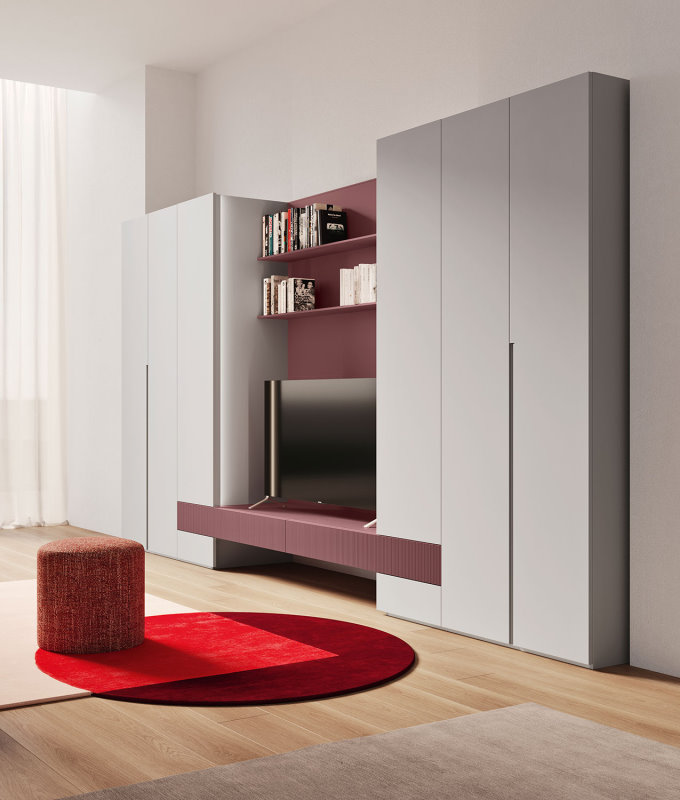Composizione da soggiorno con armadi battenti grigi, boiserie e mobile TV sospeso con cassetti