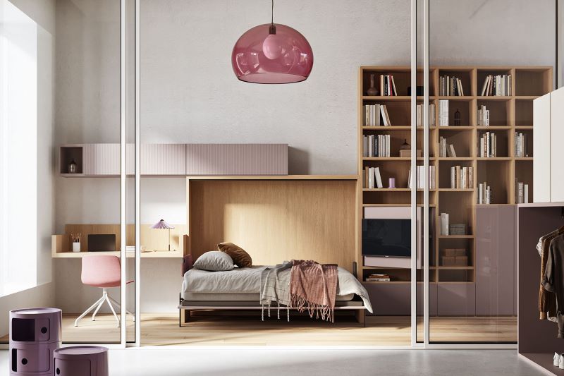Cameretta con letto trasformabile sui toni del rosa e legno chiaro