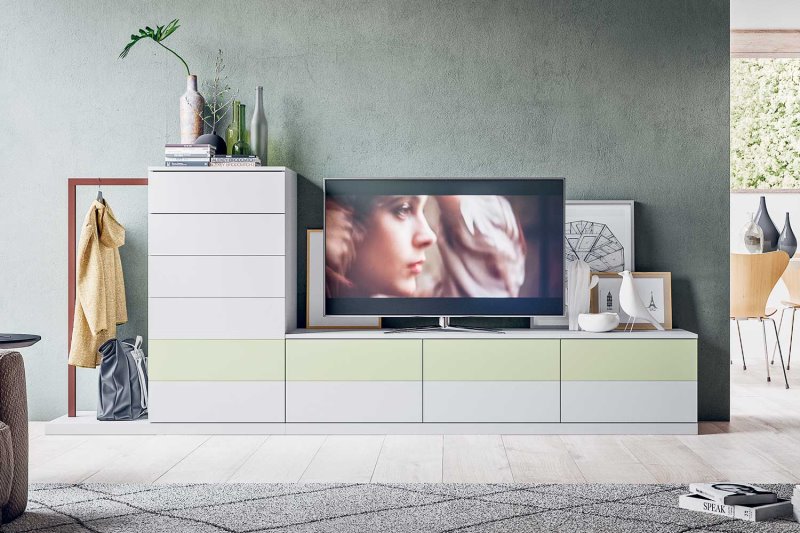 Composizione di cassettiere alte e basse usata come mobile per TV a terra