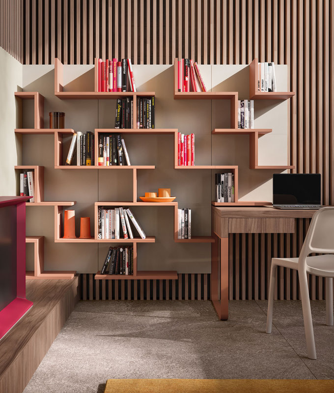 Composizione angolare con mensole asimmetriche su pannello posteriore