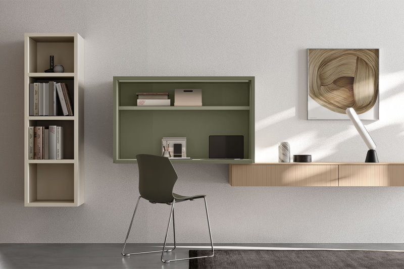 Esempio di angolo studio arredato con scrittoio sospeso verde chiaro, cassetti sospesi beige e libreria a muro grigio chiaro