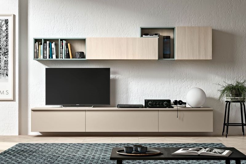 Parete attrezzata sospesa moderna con mobile TV beige e pensili asimmetrici