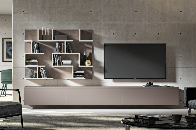 Composizione per TV grigia con cassettoni sospesi e pannelli con mensole asimmetriche