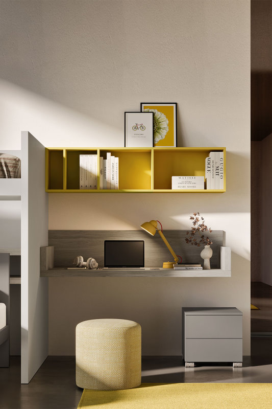 Zona compiti con mensole contenitore gialle, scrittoio sospeso a effetto legno, cassettiera su ruote e pouf cilindrico