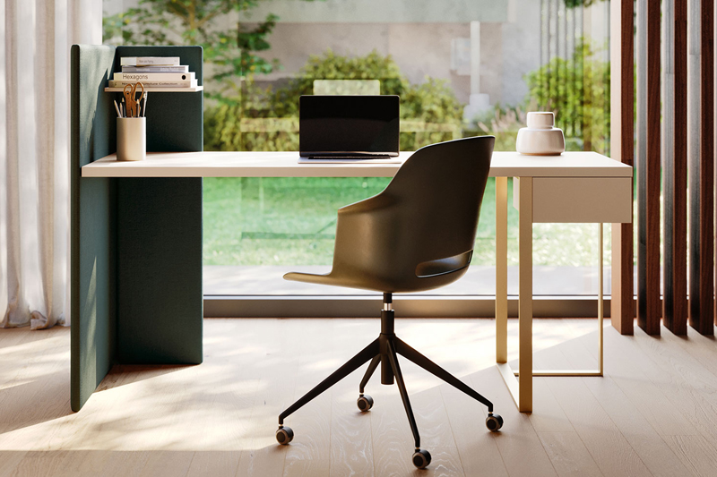 Scrivania da home office a centro stanza