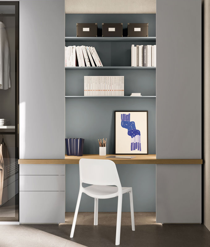 Angolo studio integrato in un armadio con colonne contenitore grigie laterali