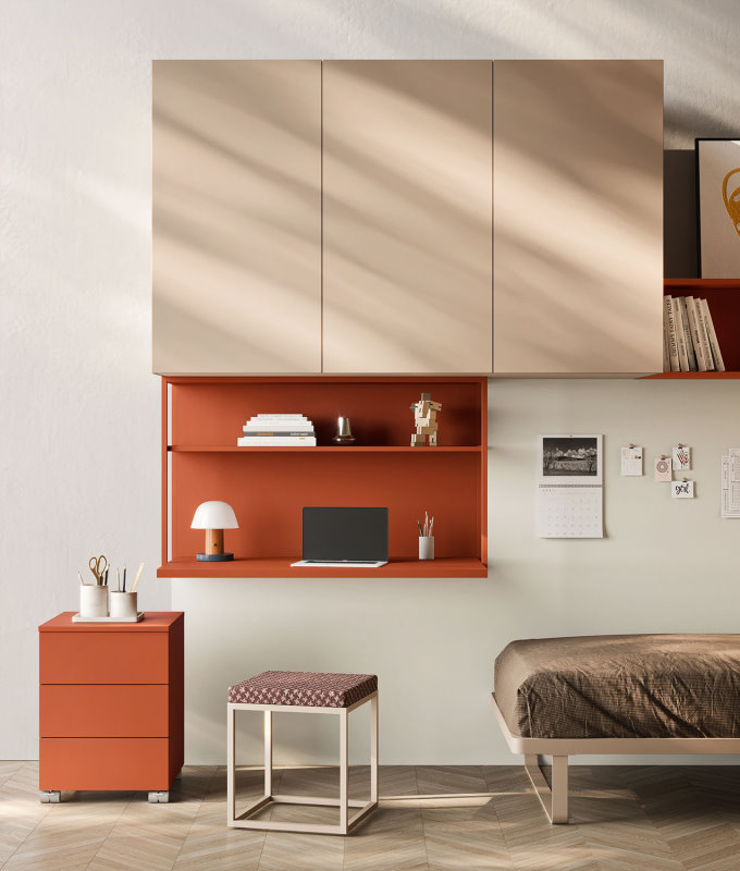 Angolo studio con scrittoio sospeso, cassettiera e sgabello-pouf